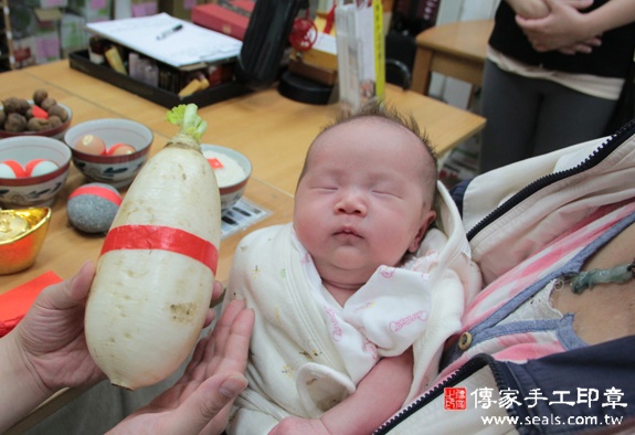 張寶寶(新北永和區嬰兒寶寶滿月剃頭理髮、免費嬰兒剃胎毛儀式吉祥話)。中國風會場，爸媽寶貝免費穿「日中韓」古裝禮服。專業拍照、DVD光碟、證書。★購買「臍帶章、肚臍章、胎毛筆刷印章」贈送：剃頭、收涎、抓周，三選一。 2015.10.31 照片13